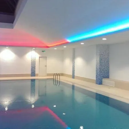 Spacious Swimming Pool Gym Sauna Wwa40 Apartament